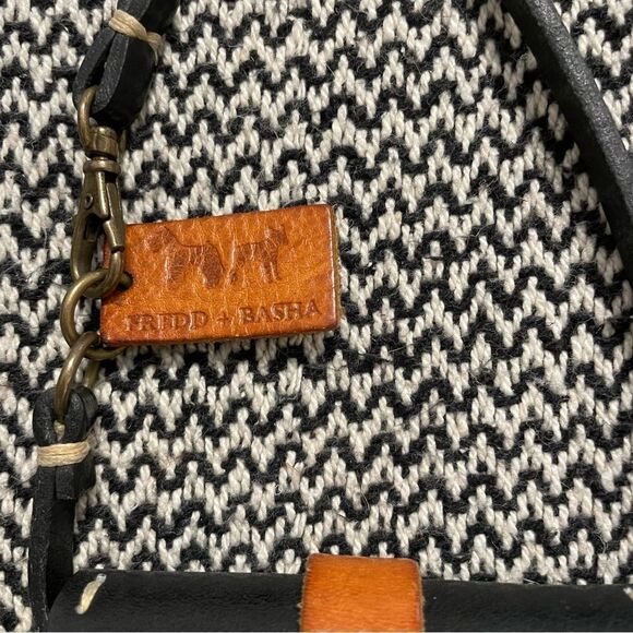 Fredd & Basha Blk/Tan w/White Stitching Detail Leather Carrying Case - Picture 3 of 9